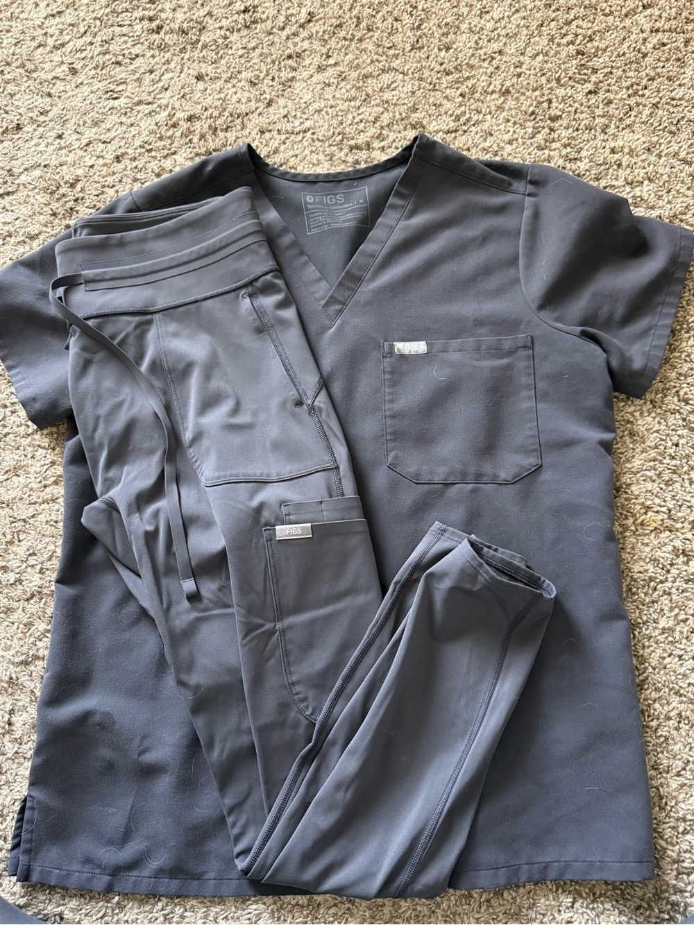 Figs Women's Scrub Set - Charcoal Gray Top & Jogger Pants